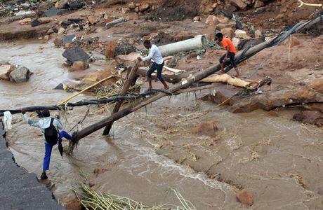 Snažne poplave u Južnoafričkoj Republici, poginulo više od 250 ljudi