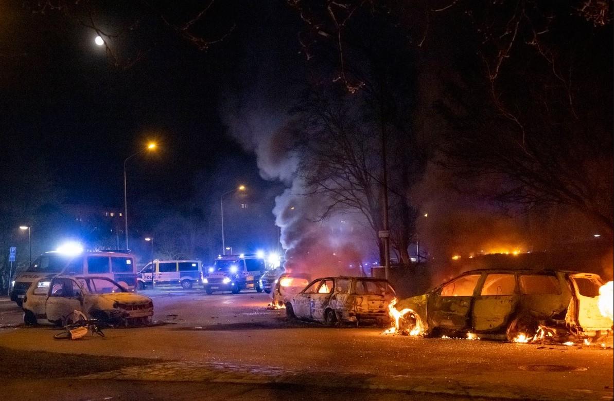 Švedska ne miruje: Gorjeli automobili, letjelo kamenje