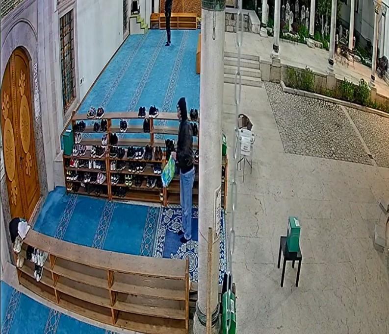 Muškarac ispred Careve džamije pokrao obuću tokom teravije, prepoznajete li ga?