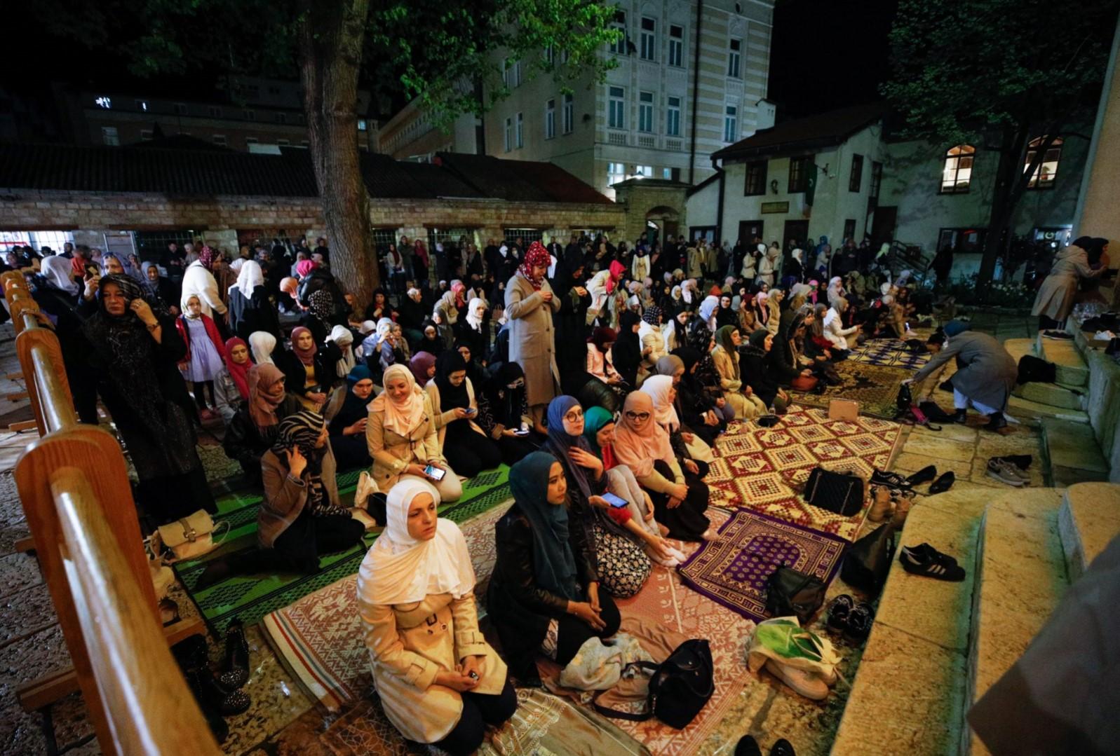 Veliki broj vjernika u Gazi Husrev-begovoj džamiji - Avaz