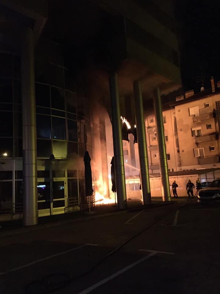 Gorjela Investiciono-razvojna banka u Banjoj Luci: Vatrogasci spriječili katastrofu