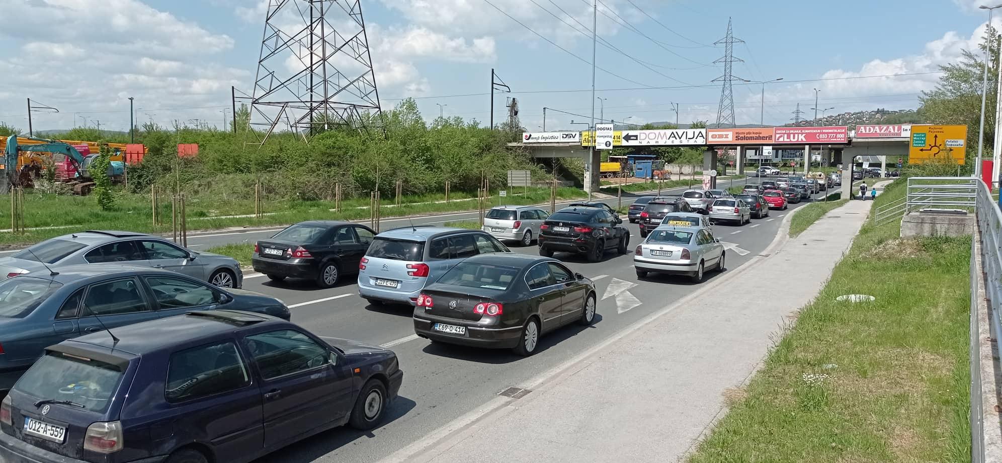 Kilometarska kolona vozila na izlazu iz Sarajeva, udes dodatno otežao odvijanje saobraćaja