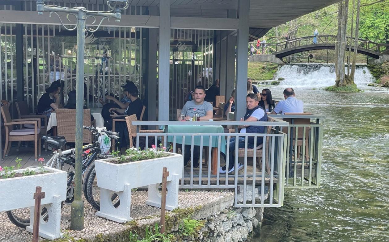 Gosti i turisti u kafiću - Avaz