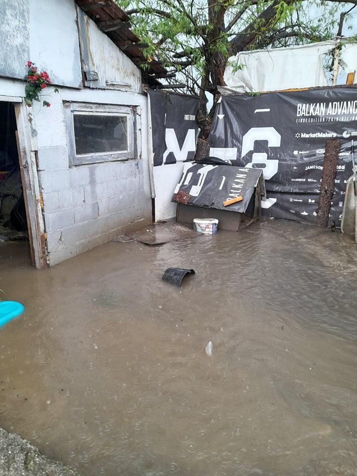 Poplavlejn prostor u kojem je bila roba - Avaz
