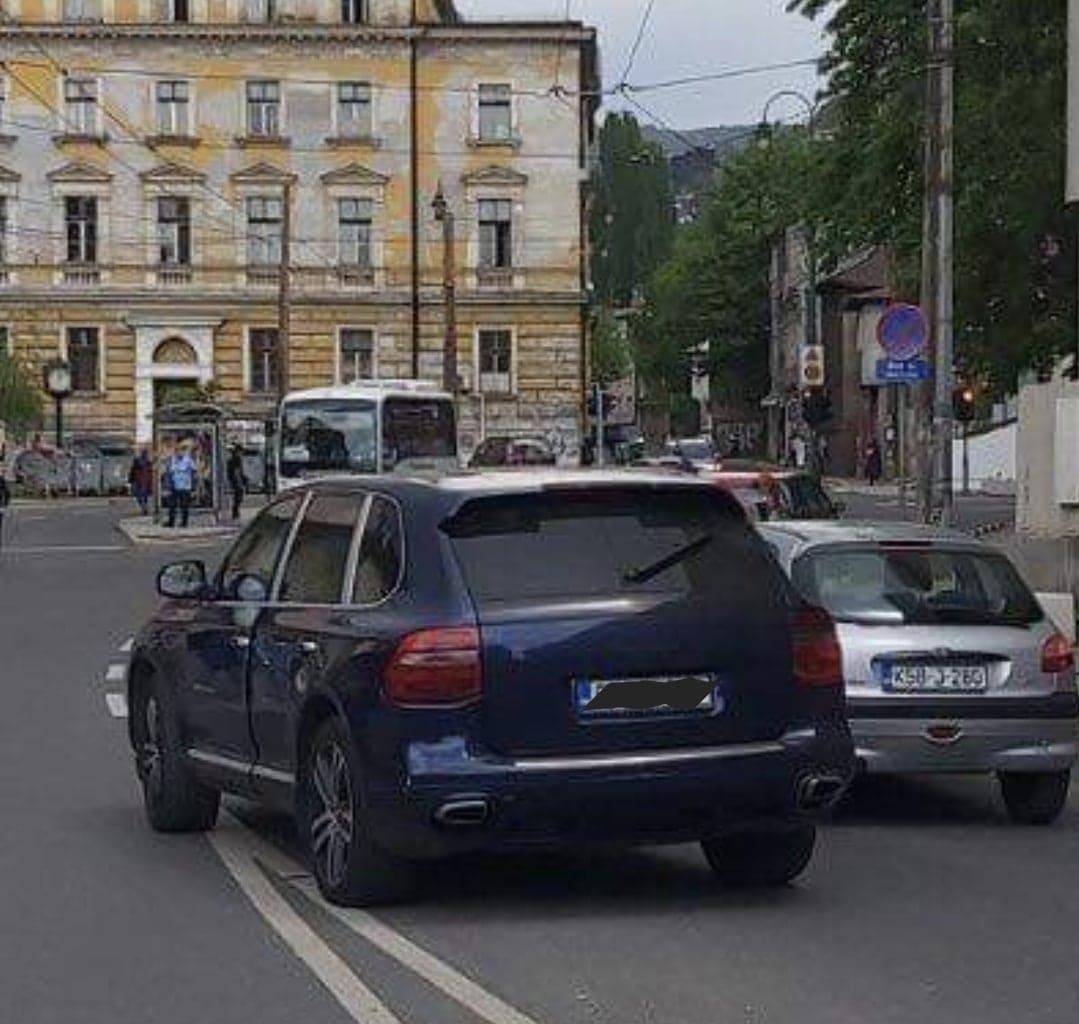 Vozač pobjegao: Je li ovo Porsche koji je udario pješaka u centru Sarajeva