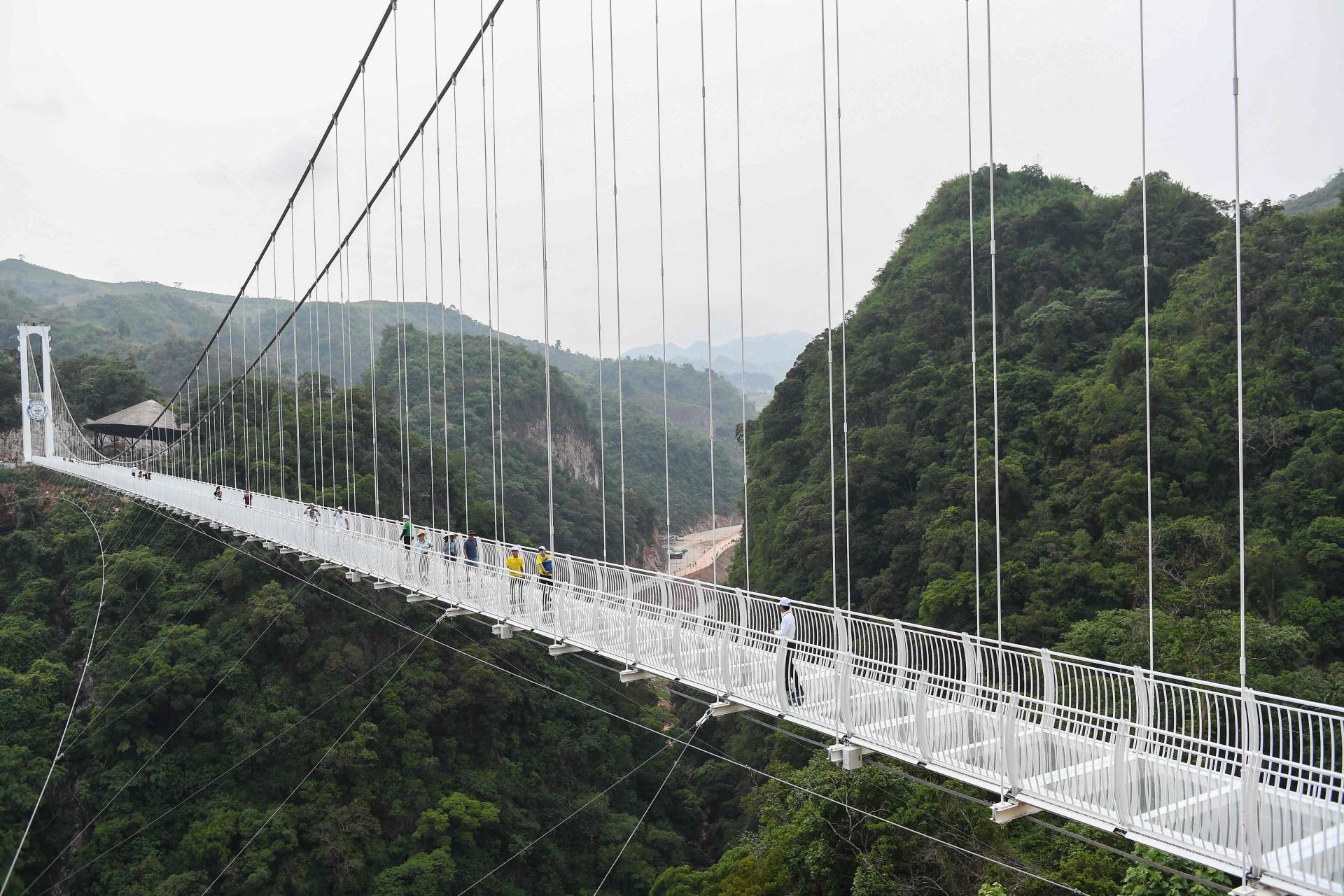 U Vijetnamu otvoren pješački stakleni most dug 632 metra