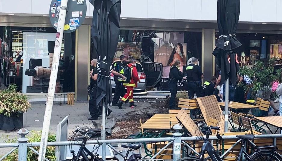 Automobilom se zabio u masu ljudi u Berlinu: Poginula najmanje jedna, desetine povrijeđenih