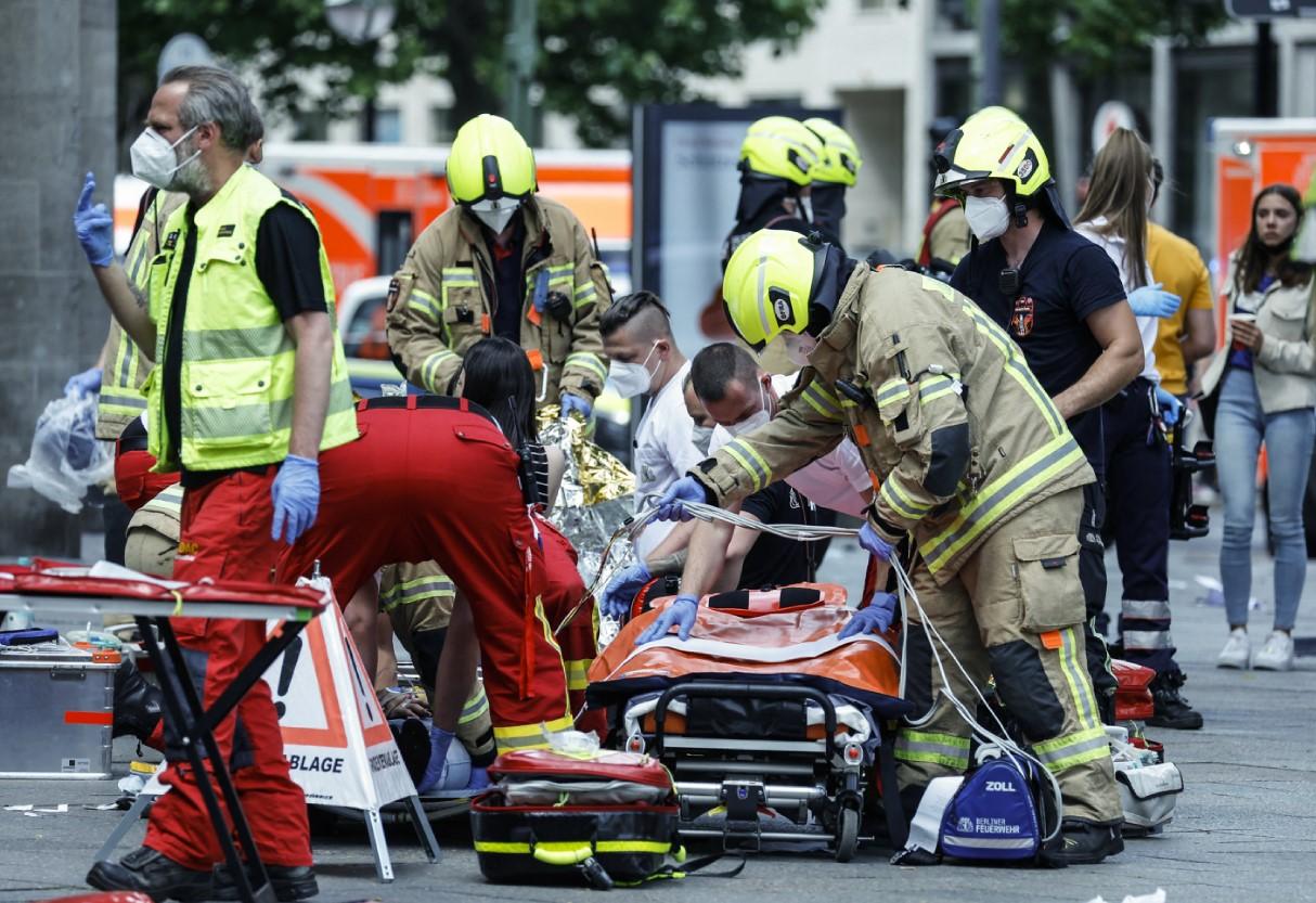 U naletu automobila u Berlinu jedna osoba poginula, a osam je teško povrijeđeno - Avaz