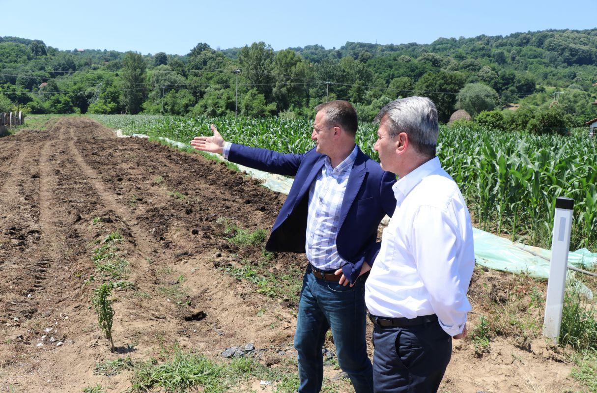 Načelnik Hadžibajrić posjetio Čelić i uručio pomoć od 50.000 KM: Pomoći ćemo da se spasi plastenička proizvodnja jagoda