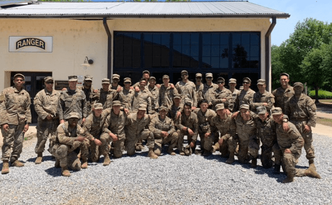 Prošli osnovnu pješadijsku obuku za oficire u Fort Benningu, Georgija, Sjedinjene Američke Države - Avaz