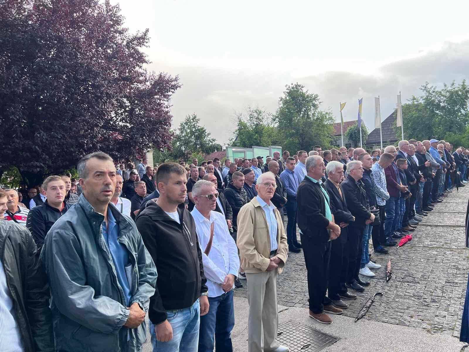 Bajram dođe, mirišu avlije: Brojni vjernici u Zenici klanjali bajram-namaz