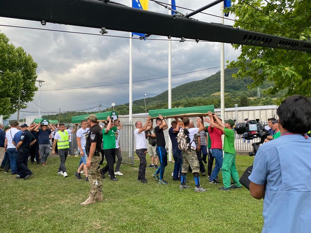 Učesnici “Marša mira” i porodice žrtava genocida prenose tabute do Musalle - Avaz