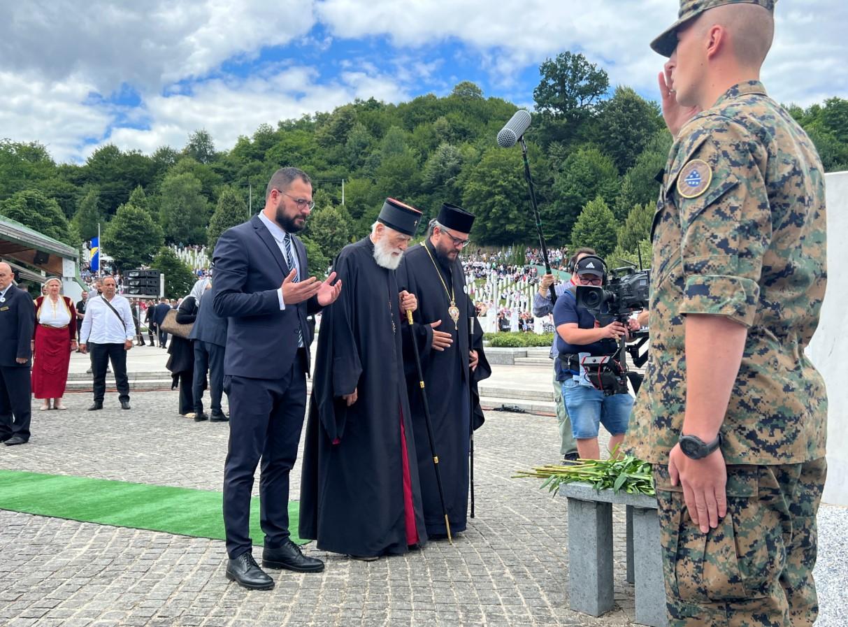 Brojne domaće i strane delegacije položile cvijeće za žrtve genocida u Srebrenici: Nikad ih ne prepustiti zaboravu