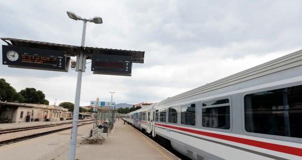 Brzi voz iz Splita za Osijek čekao 42 minute na semaforu: Skretničar zaspao