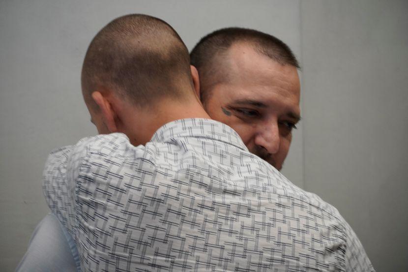 Zoran Marjanović ispred sudnice zagrlio sina, pa zaplakao kad je čuo presudu