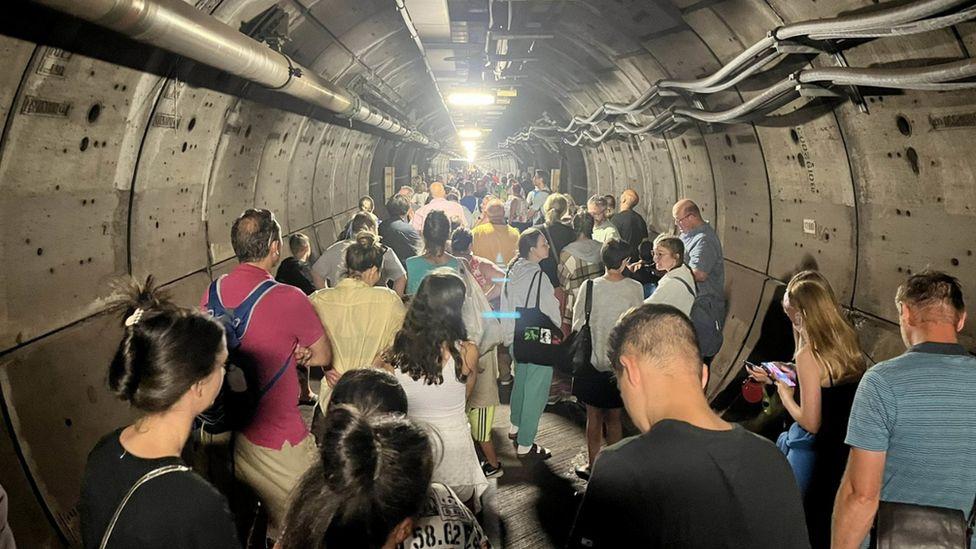 Stao voz: Putnici satima čekali zarobljeni u tunelu