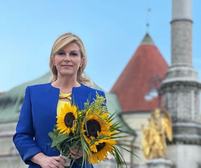 Grabar-Kitarović obilježila ukrajinski praznik: Ispred katedrale u odjeći ukrajinskih boja