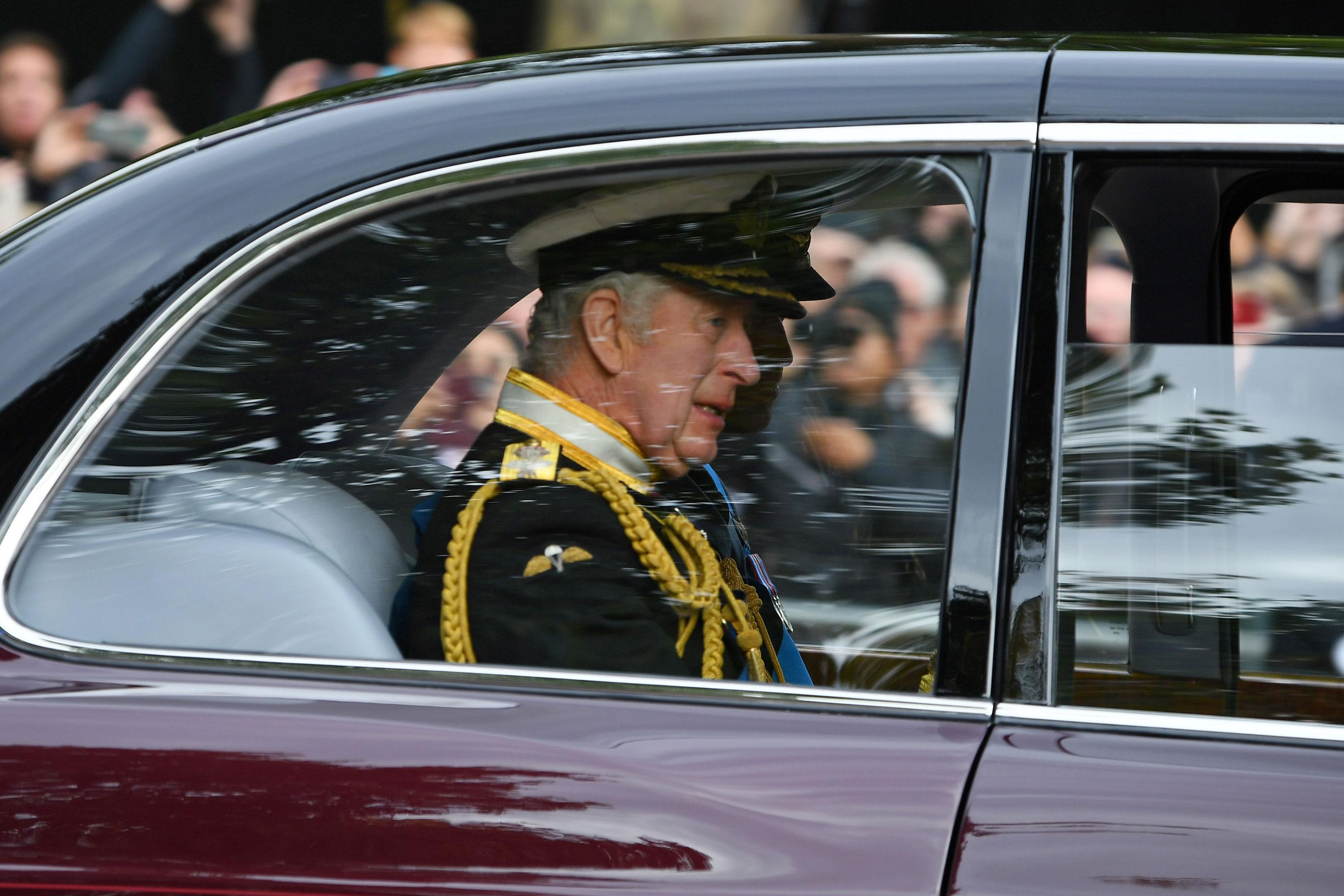 Kralj Čarls III na putu za Vestminster - Avaz
