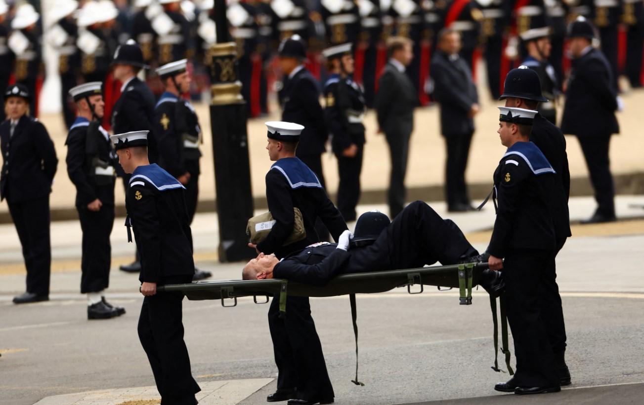 Pripadnik kraljevske mornarice se onesvijestio na sahrani - Avaz