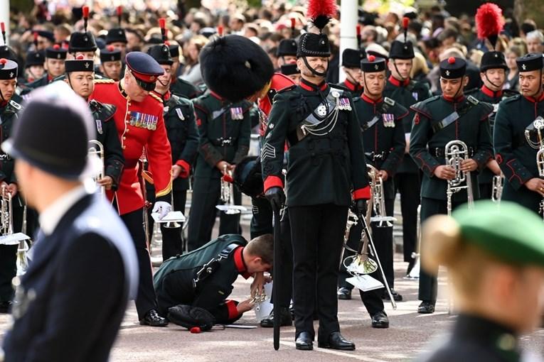 Policajac i vojnik onesvijestili se tokom sprovoda kraljice