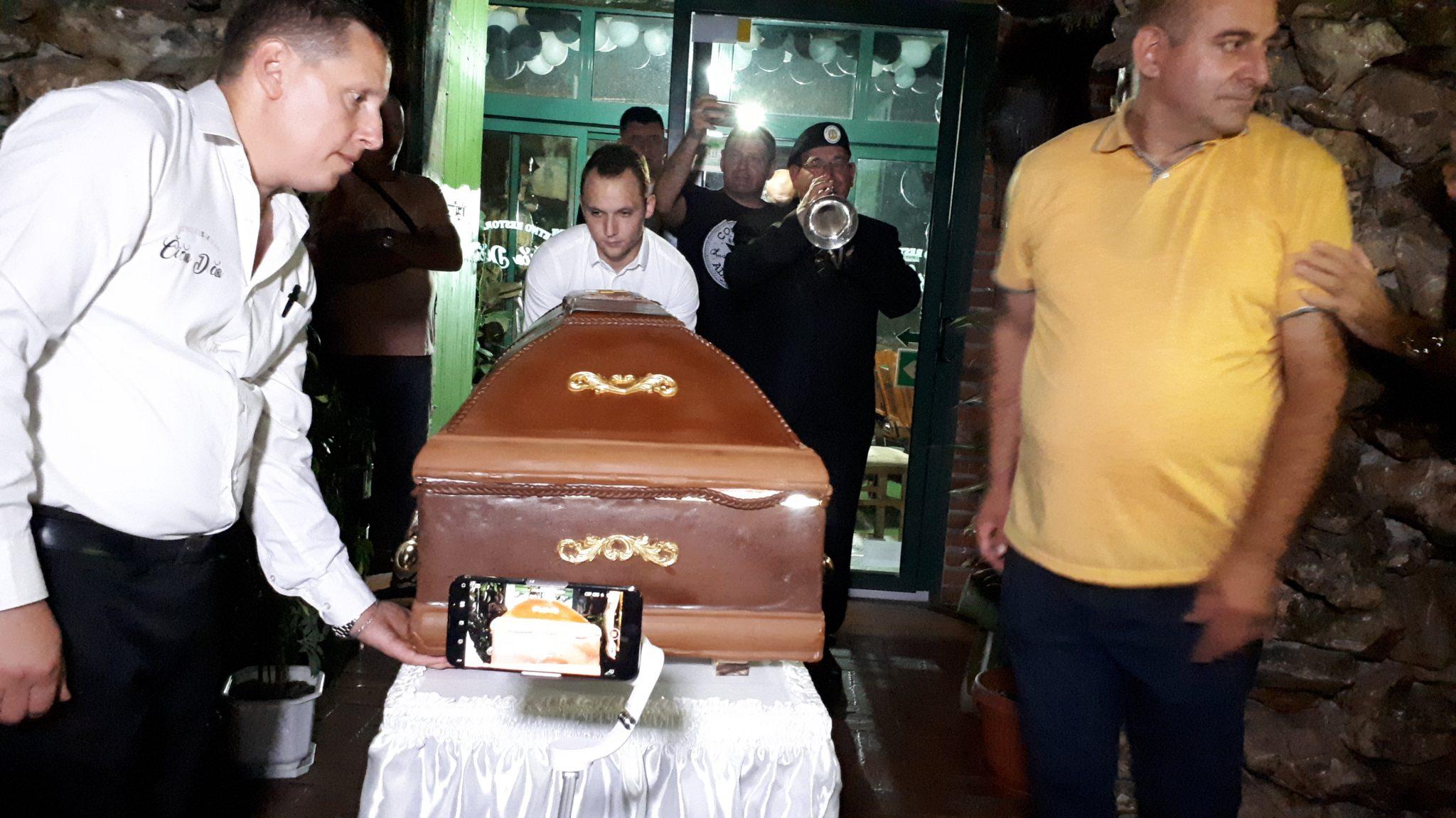 Održana 11. grobarijada: Džinovska torta u obliku kovčega probijena glogovim kolcem