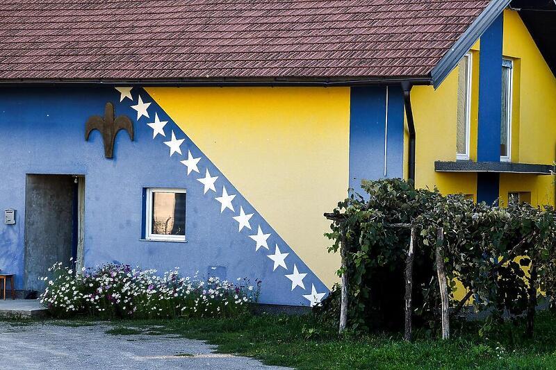 Zastava BiH na kući - Avaz