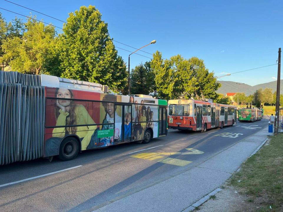 Trolejbusi voze na relaciji Dobrinja-Otoka - Avaz