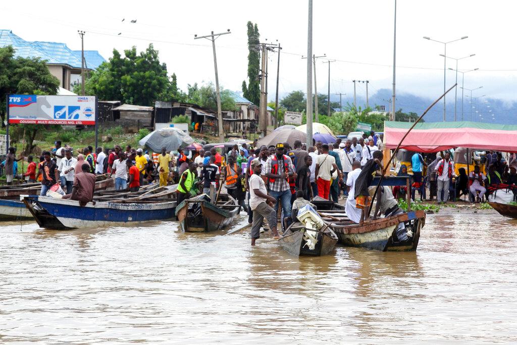Prevrnuo se prenatrpan brod u Nigeriji, poginulo 76 ljudi