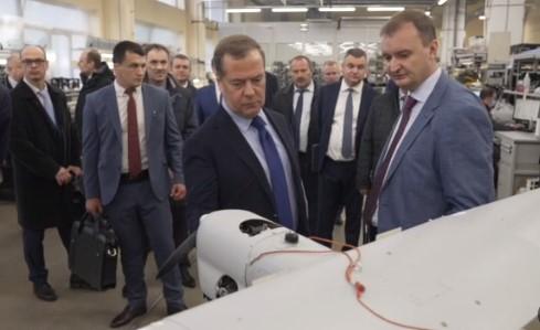 Medvedev u Specijalnom tehnološkom centru u Sankt Peterburgu - Avaz
