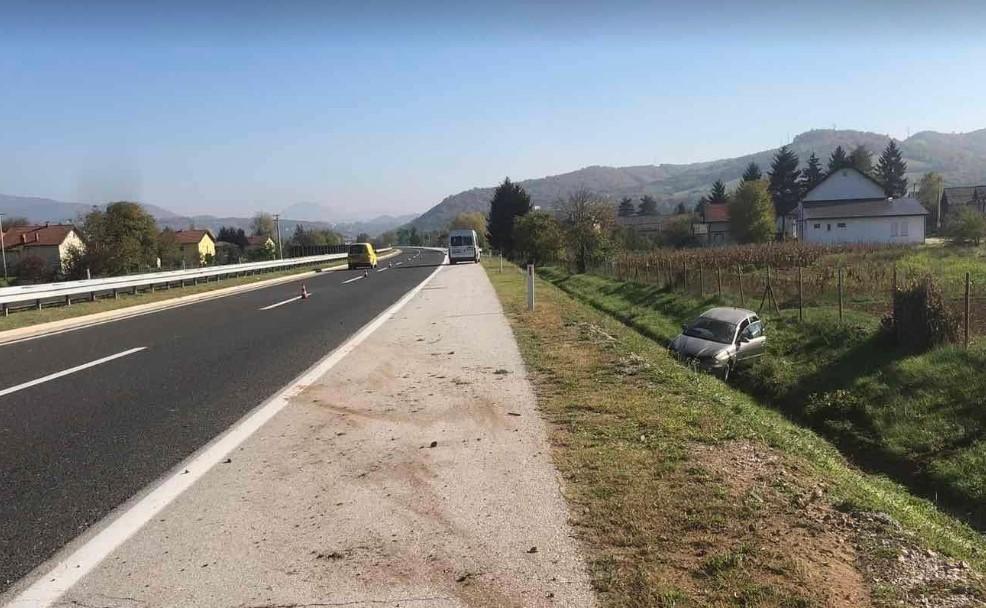 Nesreća na autoputu kod Sarajeva: Vozilo sletjelo s cesta, dvije osobe povrijeđene
