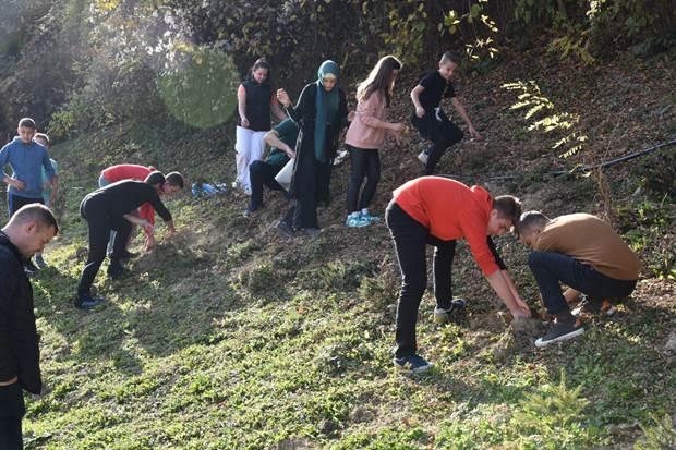 Park "Ravne 2": Učenici dvije škole zasadili 20 sadnica