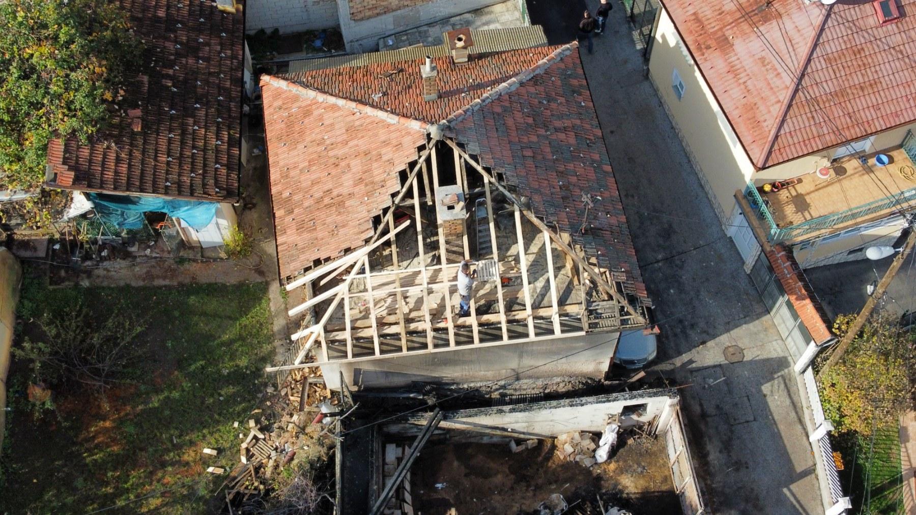 Počela sanacija krova na stambenom objektu koji je prošlog vikenda stradao u požaru na Širokači