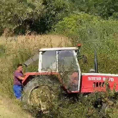 Video / Nijedno zlo ne dolazi samo: Poljoprivredniku traktor sletio u kanal, pogledajte kako ga je izvukao