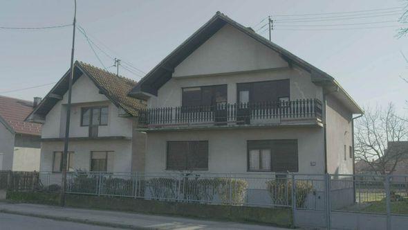Kuće iz kojih su odvedeni civili u naselju Bukreš kod Bijeljine - Avaz