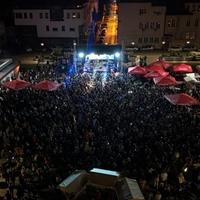 Dženan Lončarević na prepunom trgu u Starom Gradu održao koncert