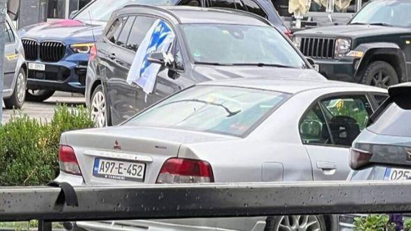 Istaknuta zastava na automobilu - Avaz