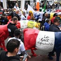 Proizvođači mlijeka održali protest ispred institucija EU-a u Briselu