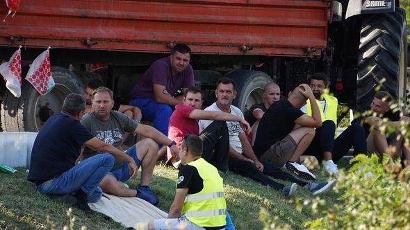 Stotine poljoprivrednika blokiralo saobraćajnicu - Avaz
