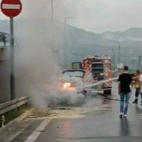 Video / Zapalio se automobil na autoputu kod Zenice: Nema povrijeđenih osoba
