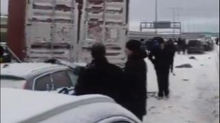 Video / Krš i lom: U Rusiji se sudarilo 50 auta, četiri osobe poginule