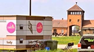 Ispred Aušvica postavljen kombi koji prodaje sladoled: Posljetitelji ogorčeni