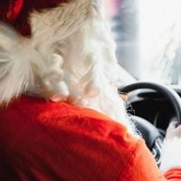 Pijani Djed Mraz nosio poklone pa se autom zabio u kuću