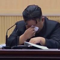 Kim Jong-un plakao kao malo dijete pred stotinama žena