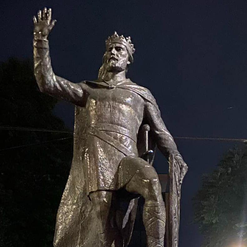 U Sarajevu tokom noći postavljen spomenik kralju Tvrtku