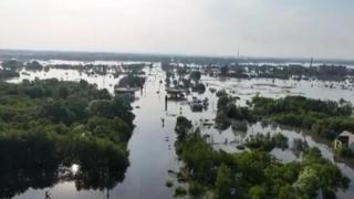 Dramatičan snimak dronom prikazuje apokaliptične scene iz potopljenog ukrajinskog mjesta