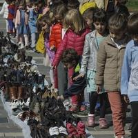 32 godine od početka opsade Sarajeva: Postavka više od 15.000 pari cipela u znak sjećanja na ubijene građane