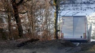 Strašni prizori: Prevrnuti kamion kod Olova i dalje čeka na izvlačenje