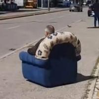 Video / Muškarac u Mostaru nasred trotoara se sunčao u fotelji 