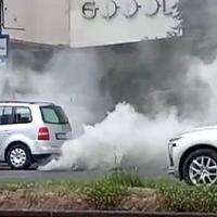 Video / Drama u Sarajevu, na glavnoj saobraćajnici gori automobil 