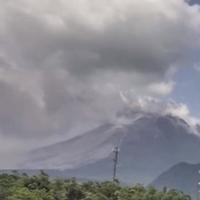 Eruptirao vulkan Merapi, izbacuje potok lave